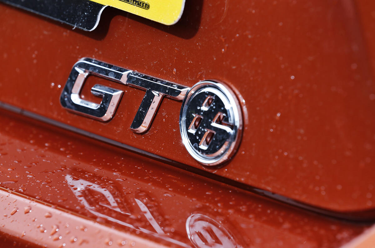 Performance coupe special - Toyota GT86 versus Peugeot RCZ R