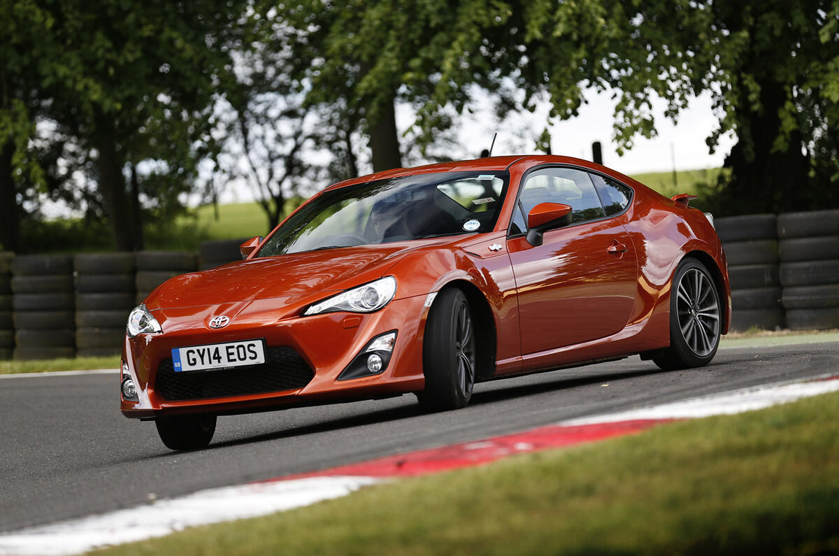 Performance coupe special - Toyota GT86 versus Peugeot RCZ R