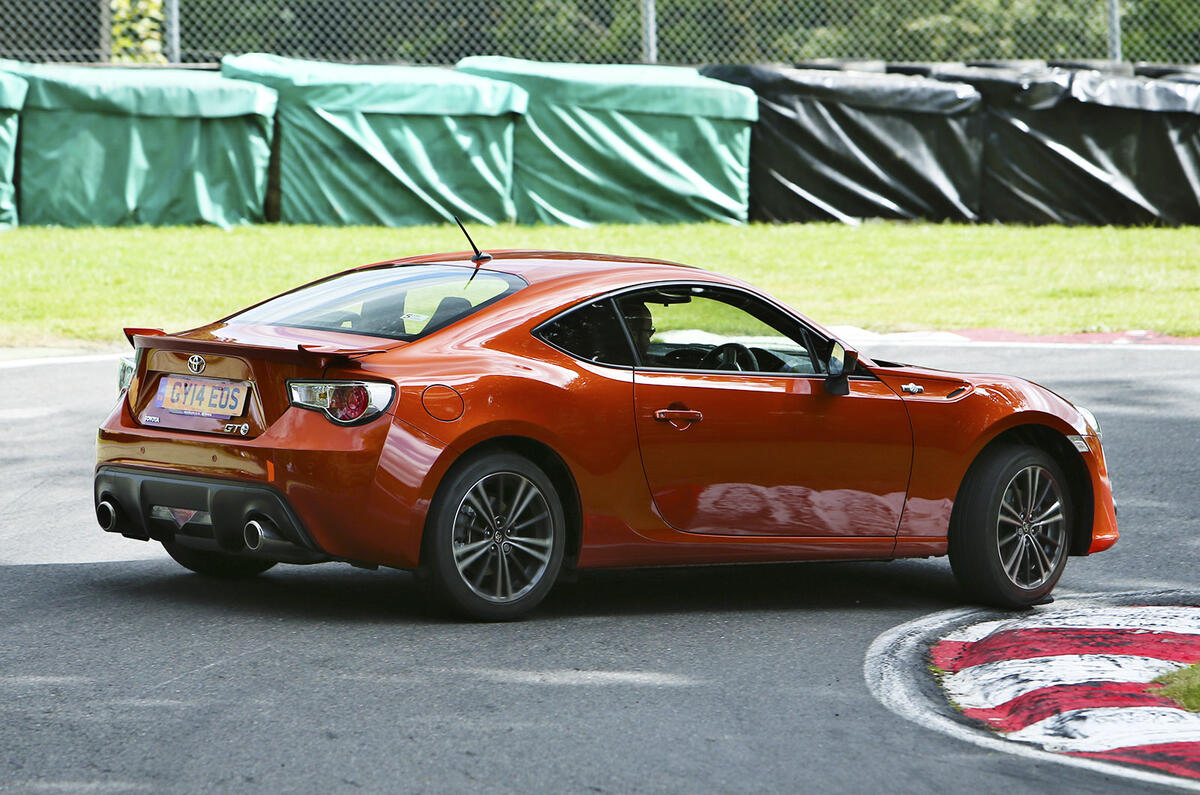 Performance coupe special - Toyota GT86 versus Peugeot RCZ R