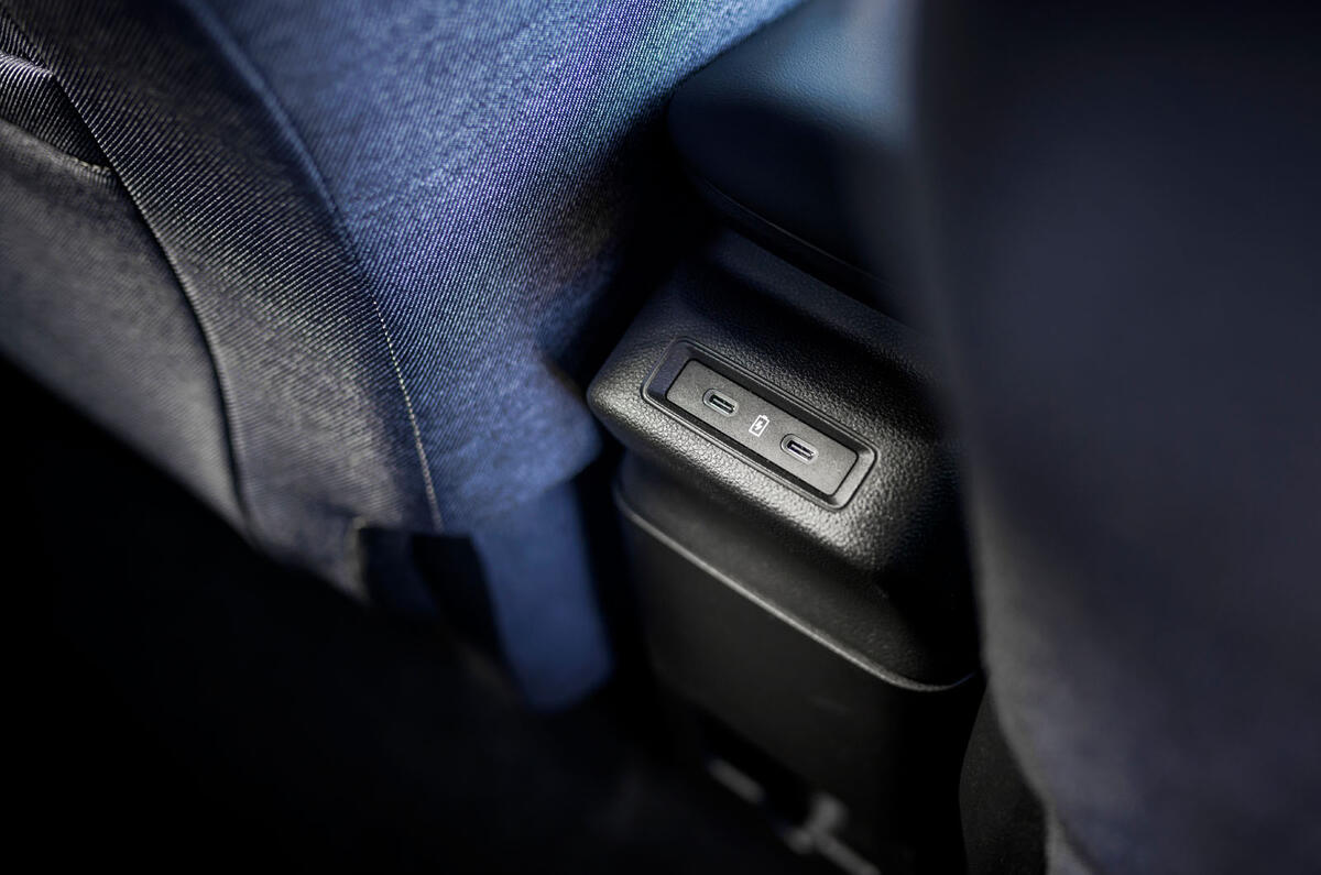 Renault 4 2025 Review ports usb arrière 0112