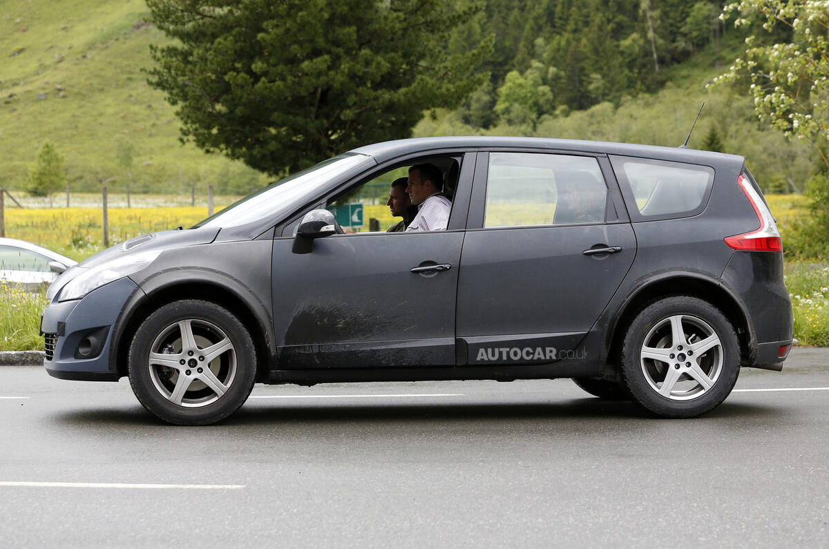 Renault&#039;s new crossover breaks cover