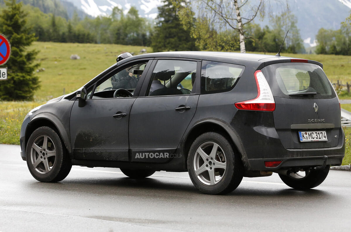 Renault&#039;s new crossover breaks cover