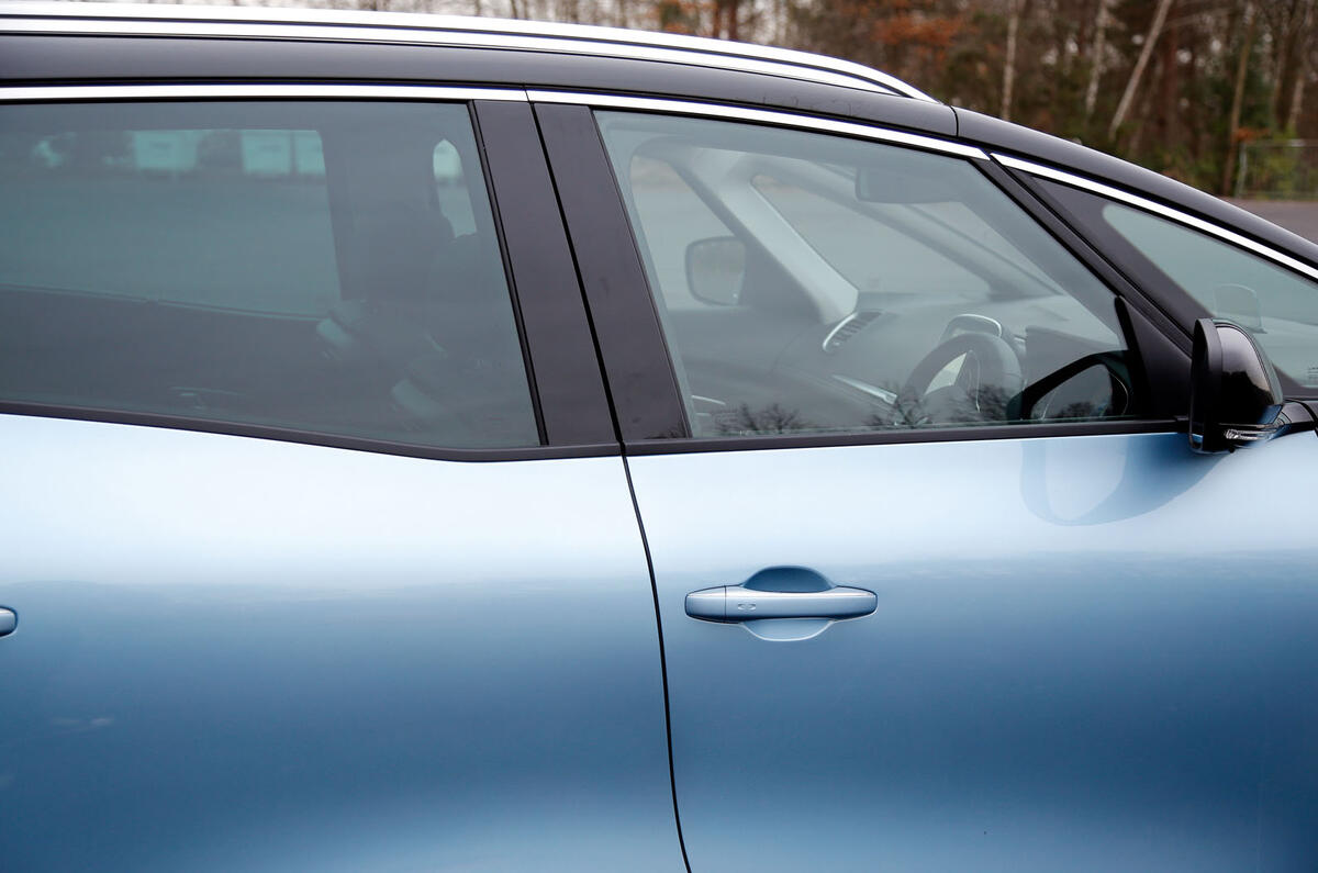 Renault Grand Scenic high waistline