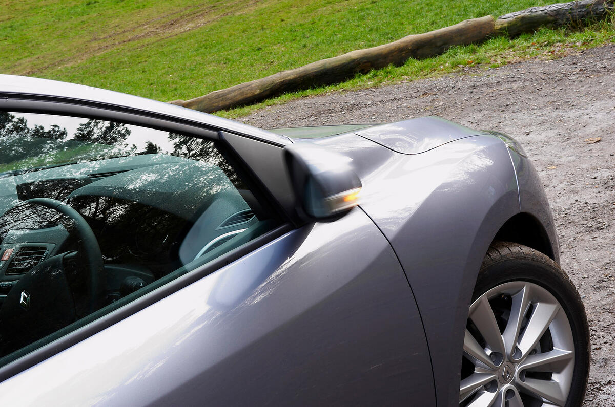 Sculpted Renault Megane front wings