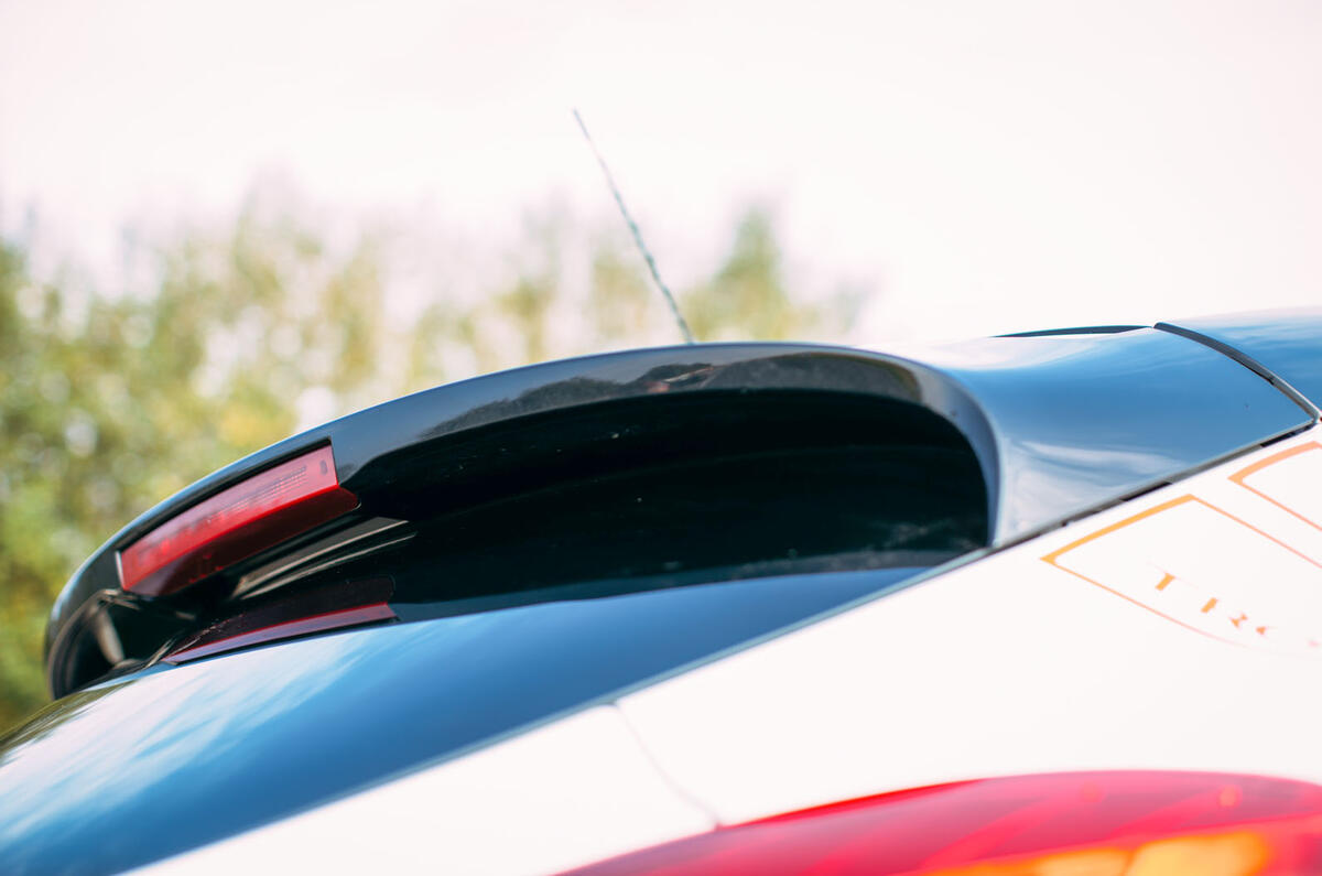 Megane RS275 Trophy-R roof spoiler