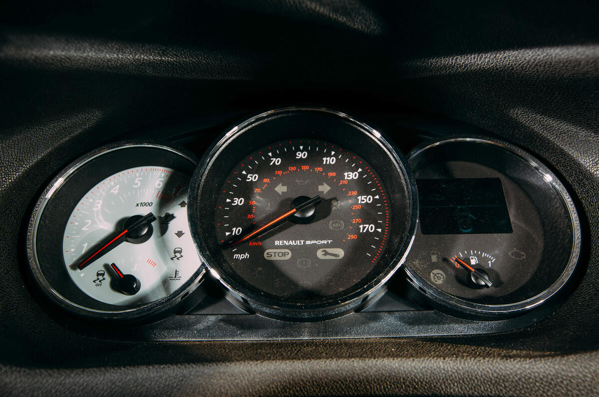 Megane RS275 Trophy-R instrument cluster