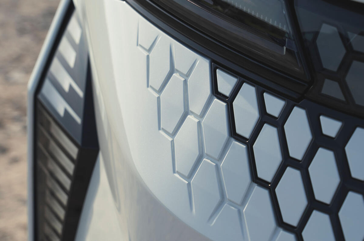 renault scenic e tech review 2024 05 grill design