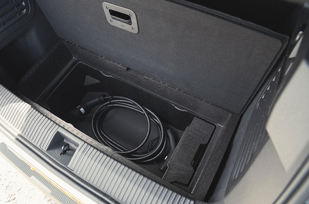 renault scenic e tech review 2024 16 rangement des câbles