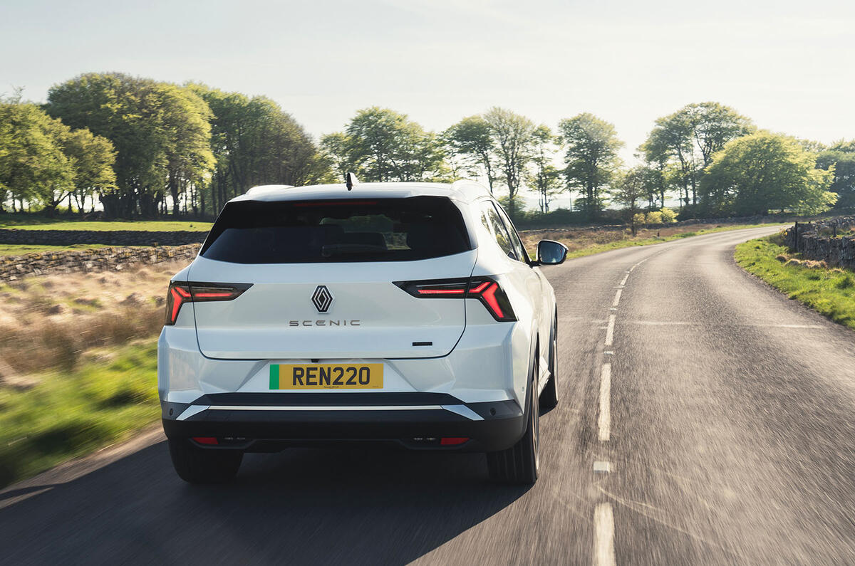 renault scenic e tech review 2024 18 trajectoire arrière