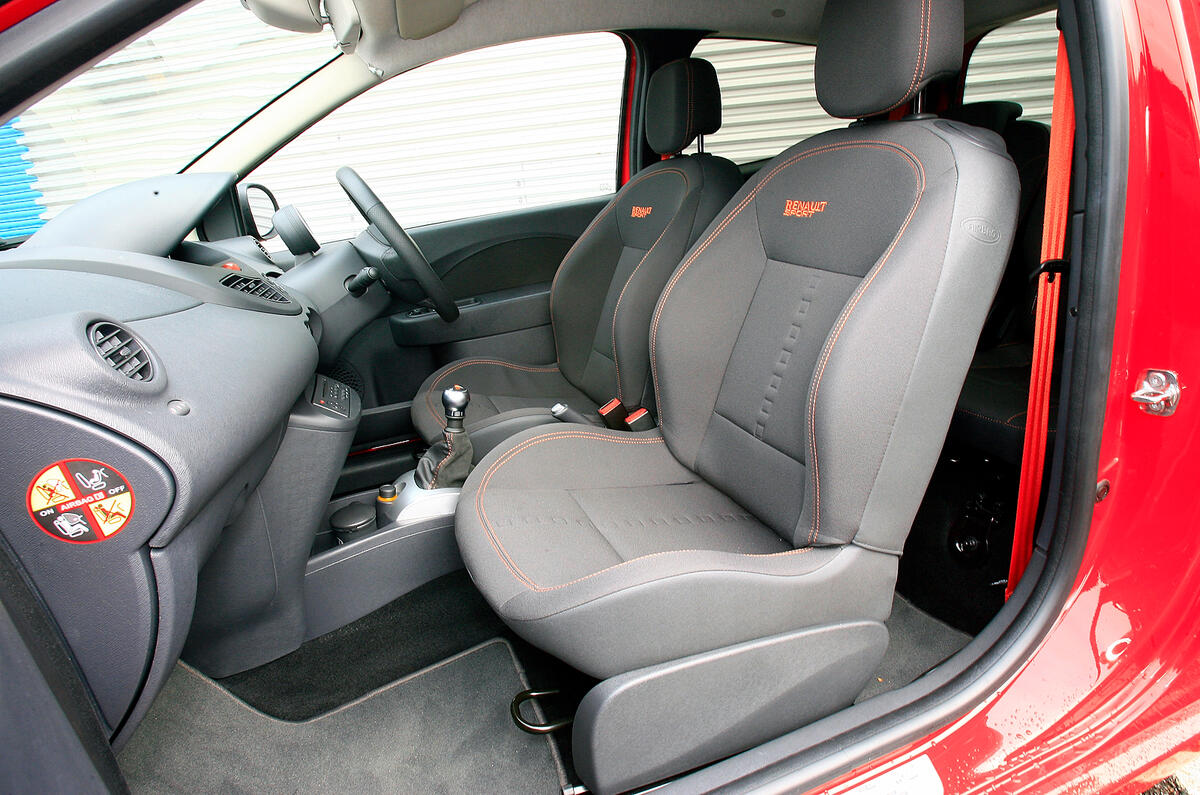 Front cabin features chunky sports seats and vivid orange seatbelts Renault Twingo RS 133 front seats