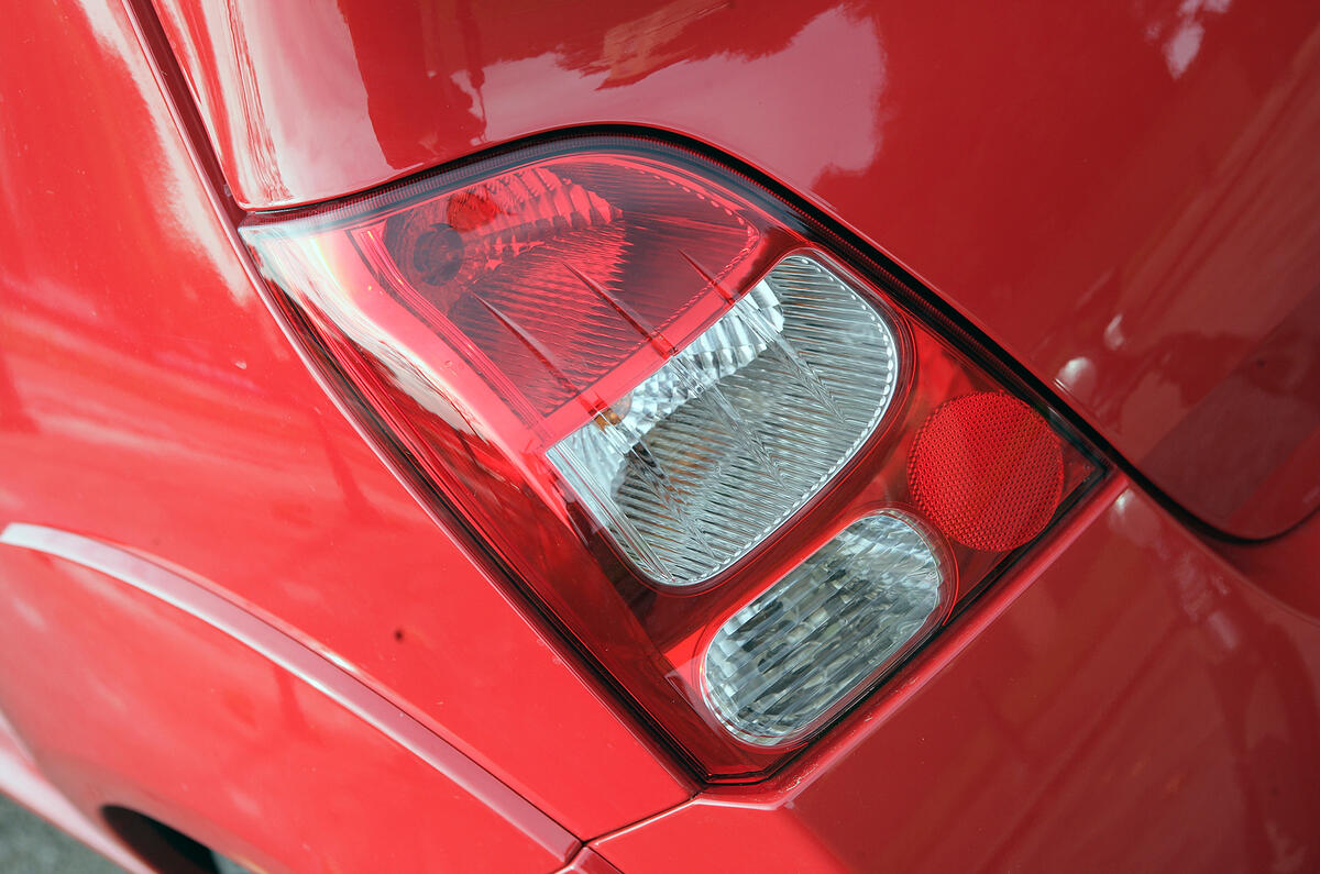 Sporty Twingo is still based on underpinnings of Clio Mk2 Renault Twingo RS 133 rear lights