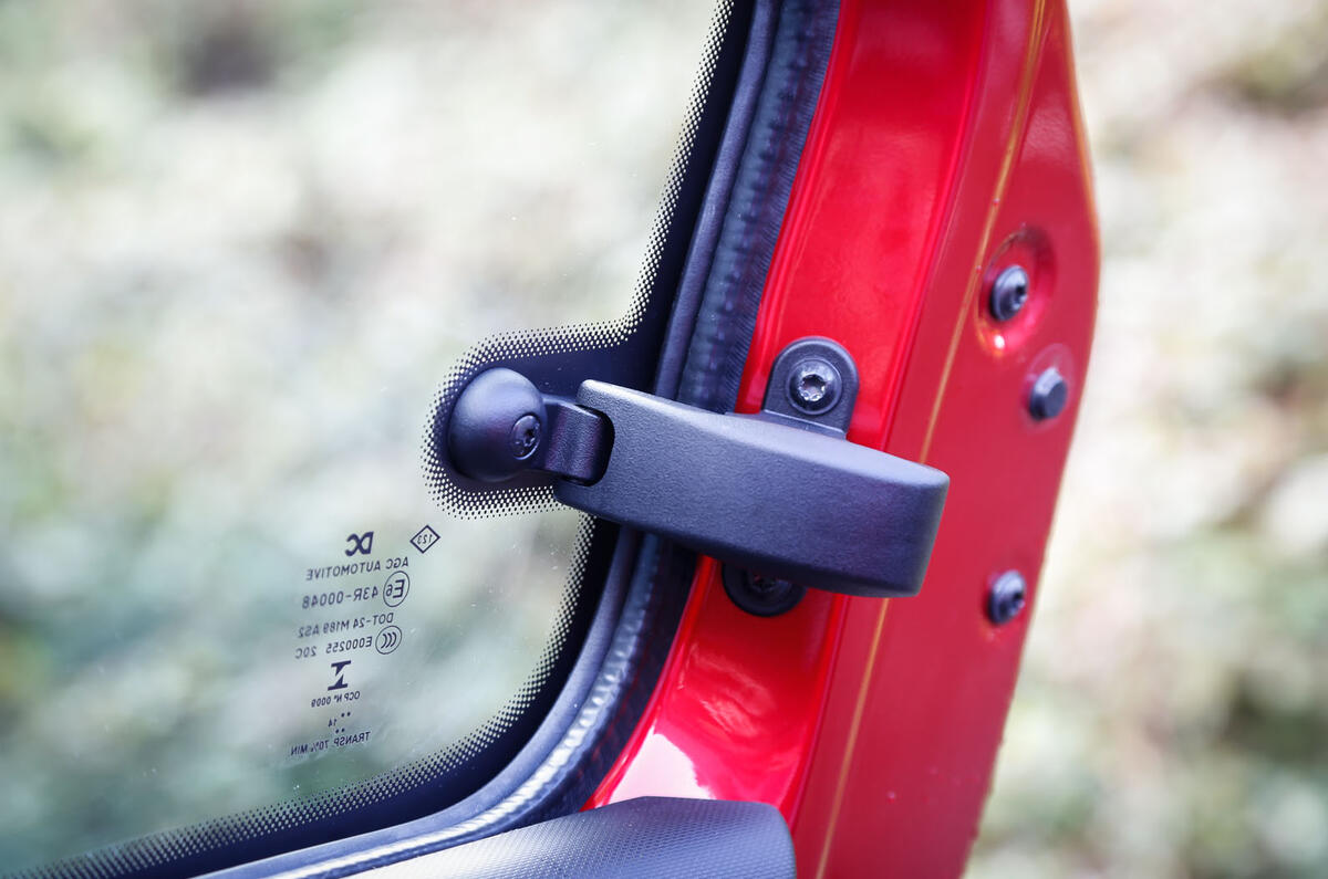 Renault Twingo pop-out rear window