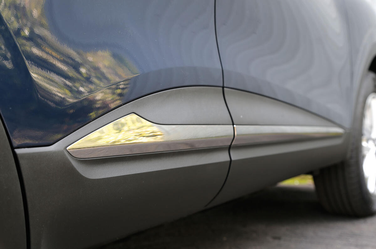 Renault Kadjar plastic flanks