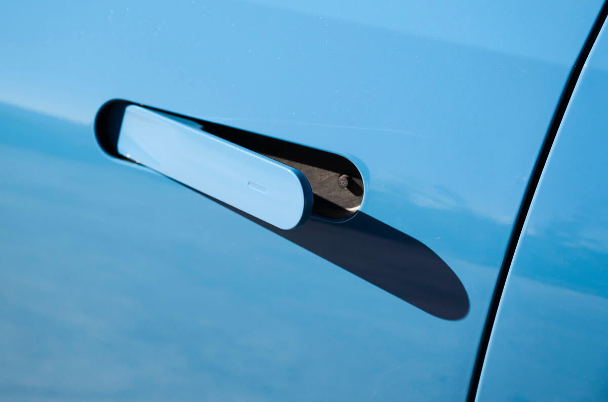 Rivian R1T 2025 Review LIPMAN door handle 14336