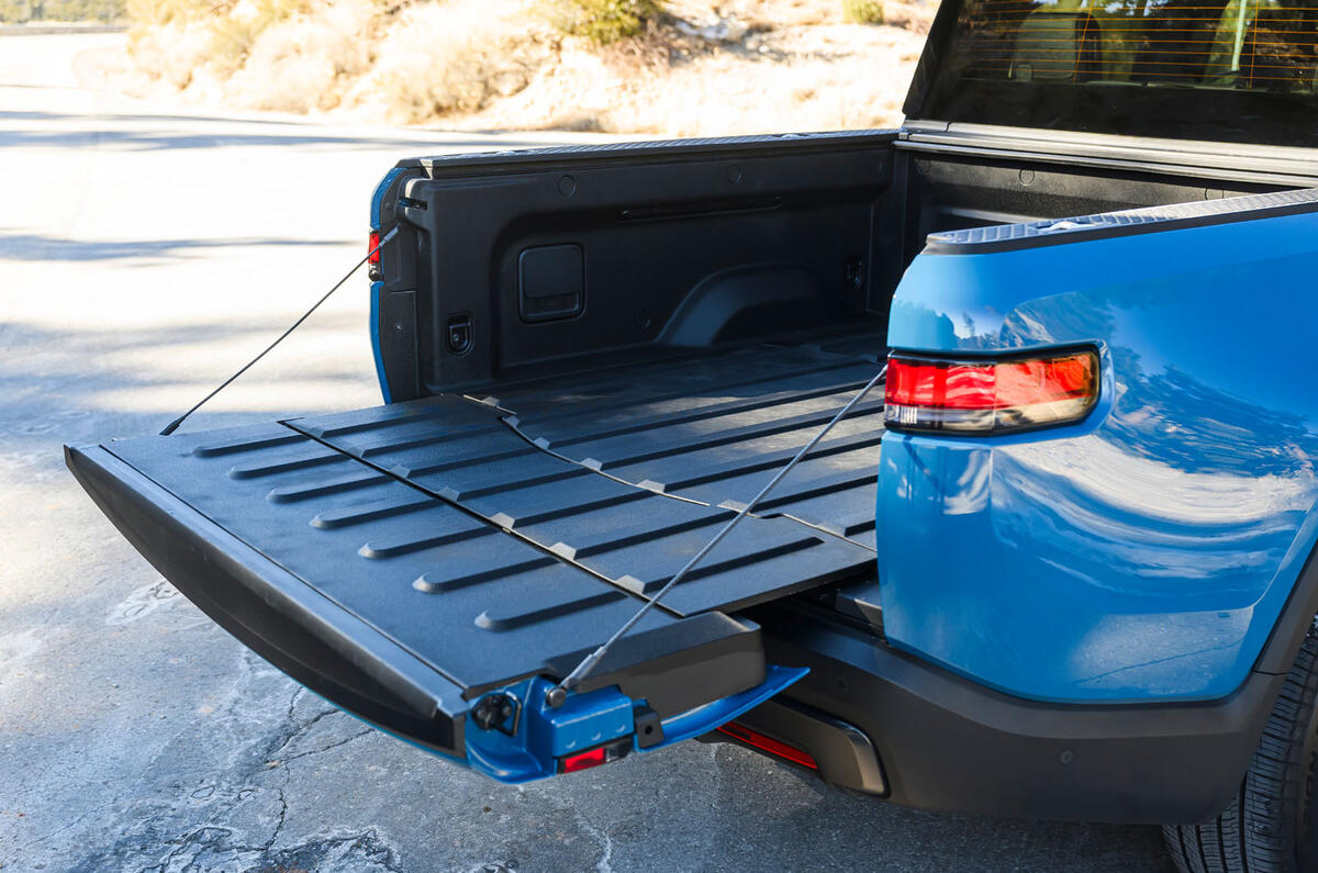 Rivian R1T 2025 Review LIPMAN tailgate 14285