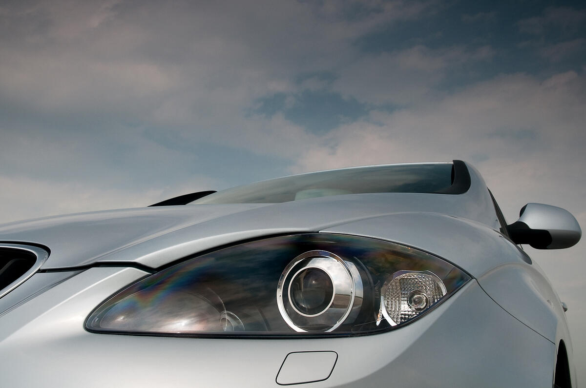 Twin headlights are one of the best design elements, and work well Seat Altea headlight