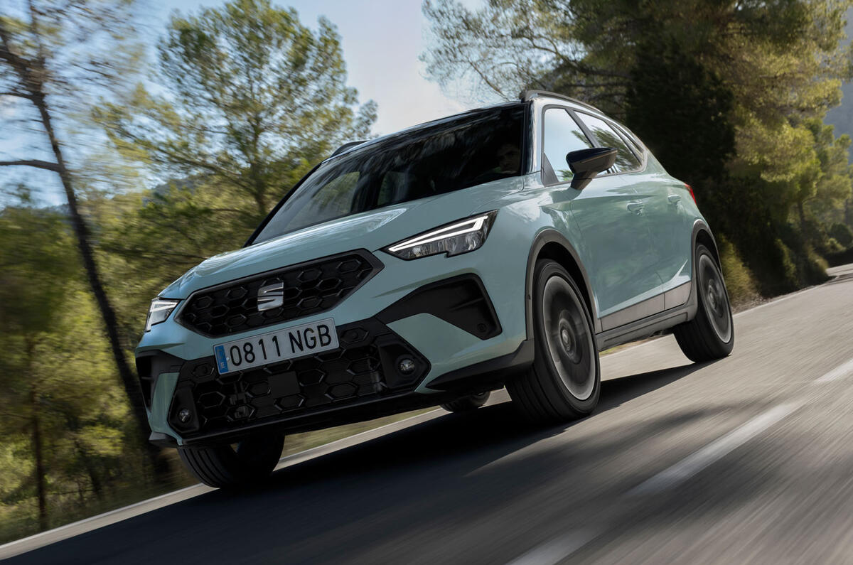 Seat Arona 2025 front quarter tracking low