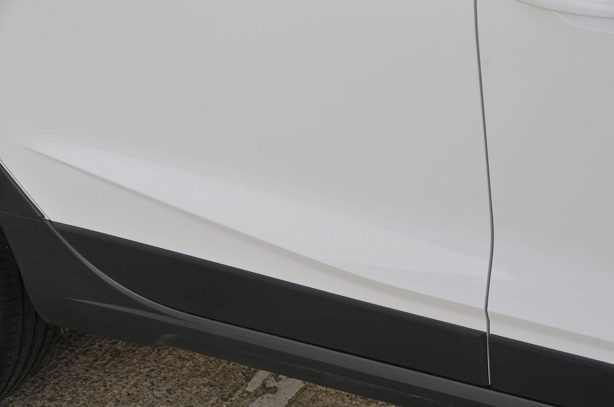 Seat Arona creased door panel