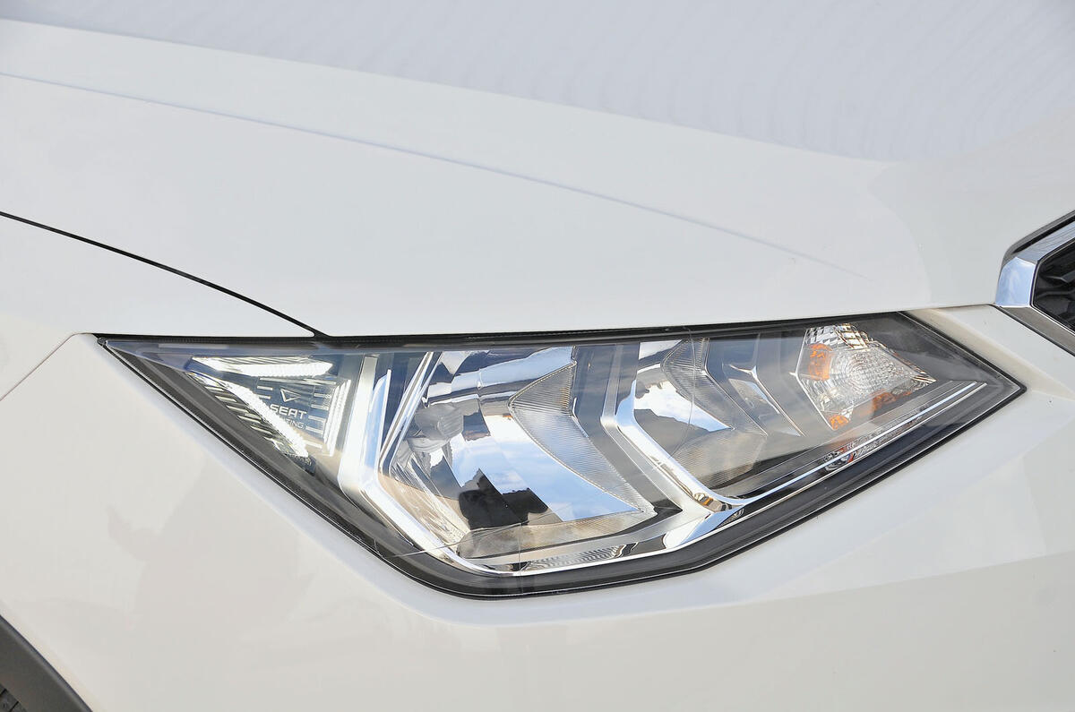 Seat Arona headlights