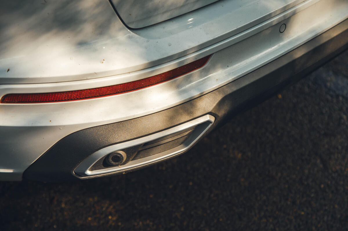 seat ateca review 2023 009 fake exhaust