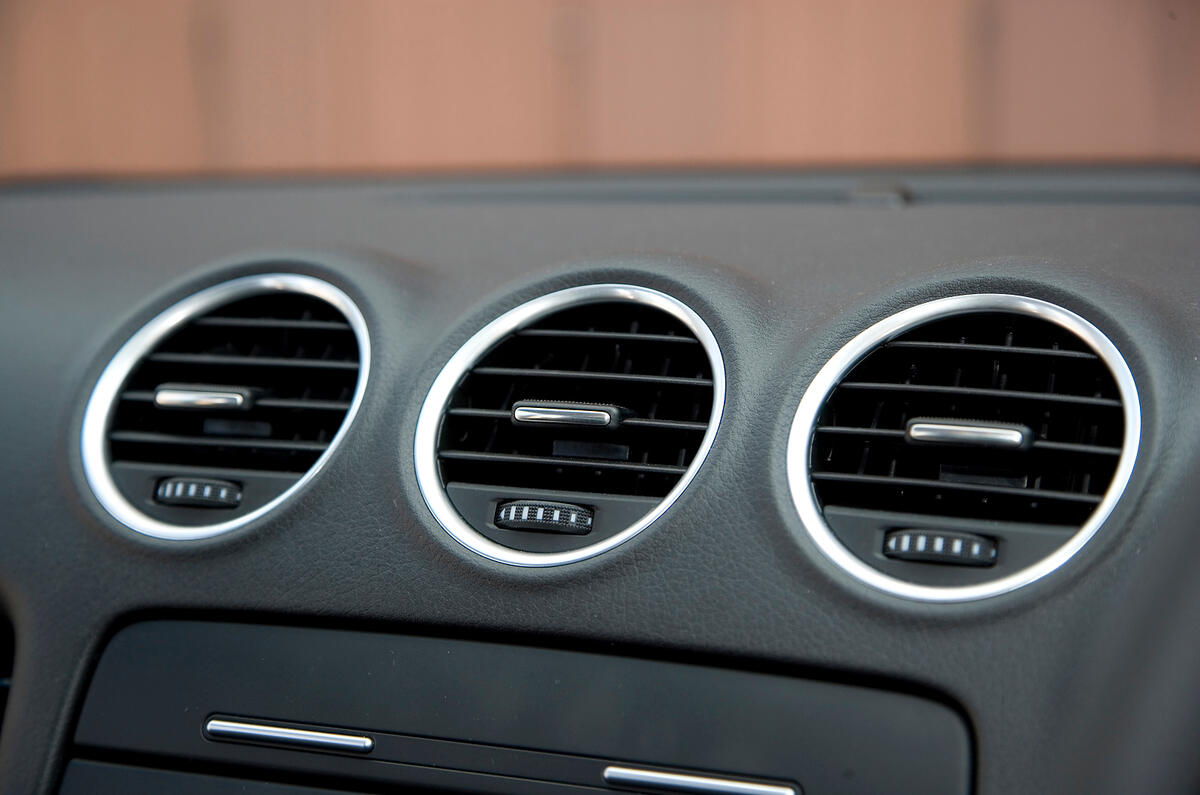 Three circular air vents give away the Exeo’s interior as that of the A4 Cabriolet Seat Exeo air vents