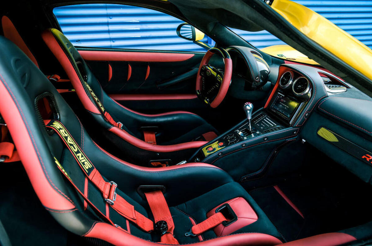Sin R1 interior