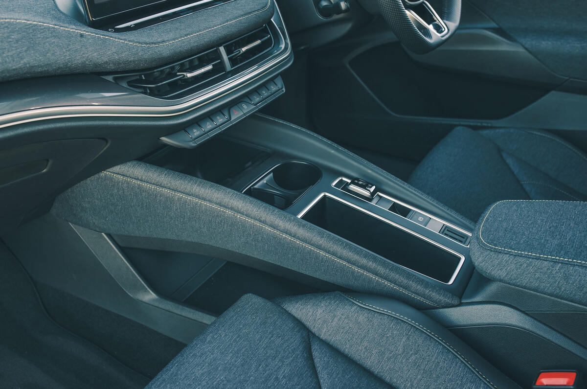 skoda elroq rt 2025 centre console 17