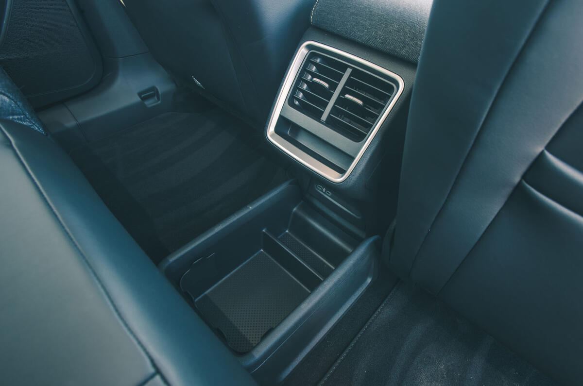 skoda elroq rt 2025 rear centre console 24