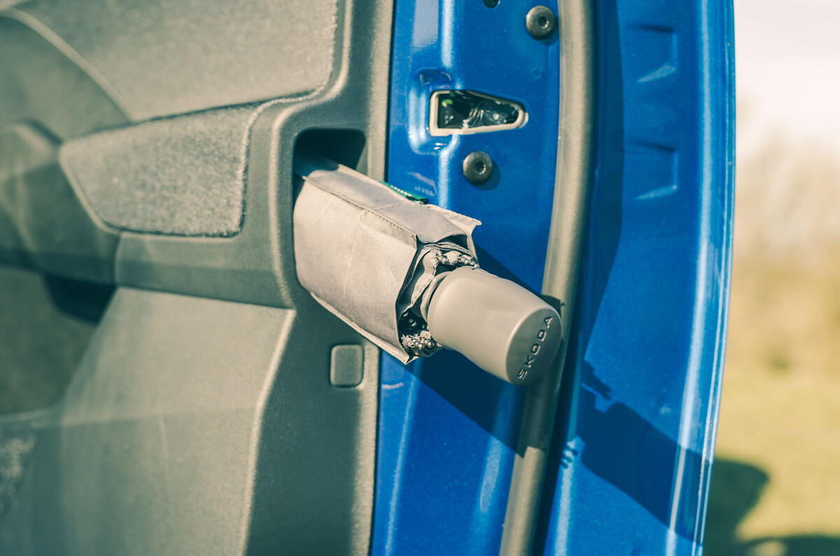 skoda elroq rt 2025 umbrella 10