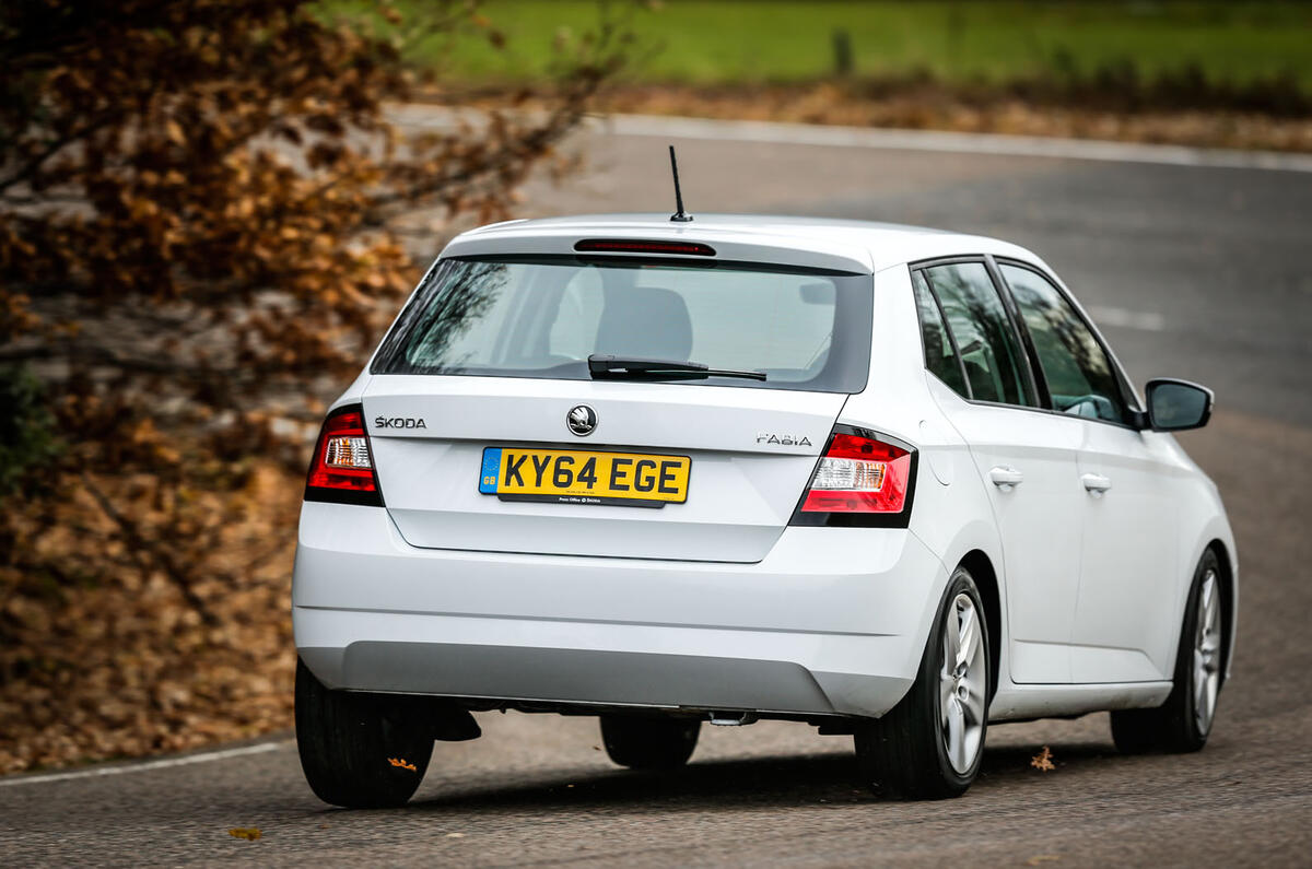 Skoda Fabia en virage arrière