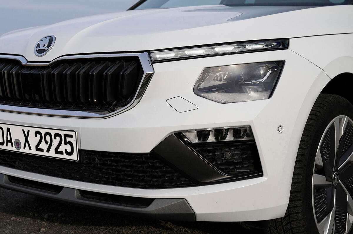 skoda kamiq review 2024 04 numper and lights