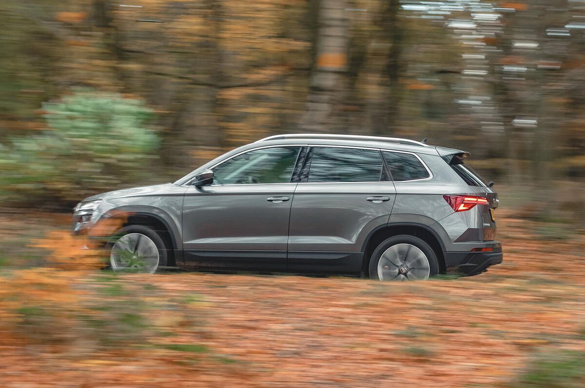 skoda karoq review 2023 02 panning side
