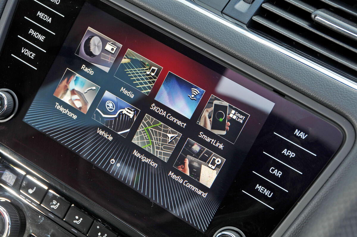 Skoda Octavia vRS 245 infotainment system