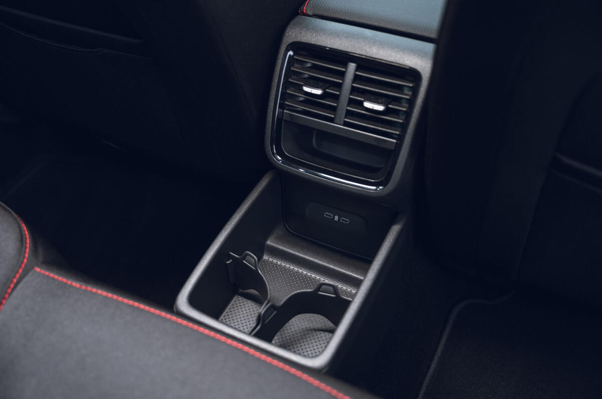 Skoda Octavia VRS review 2025 019 rear cupholders Skoda Octavia VRS review 2025 019 rear cupholders