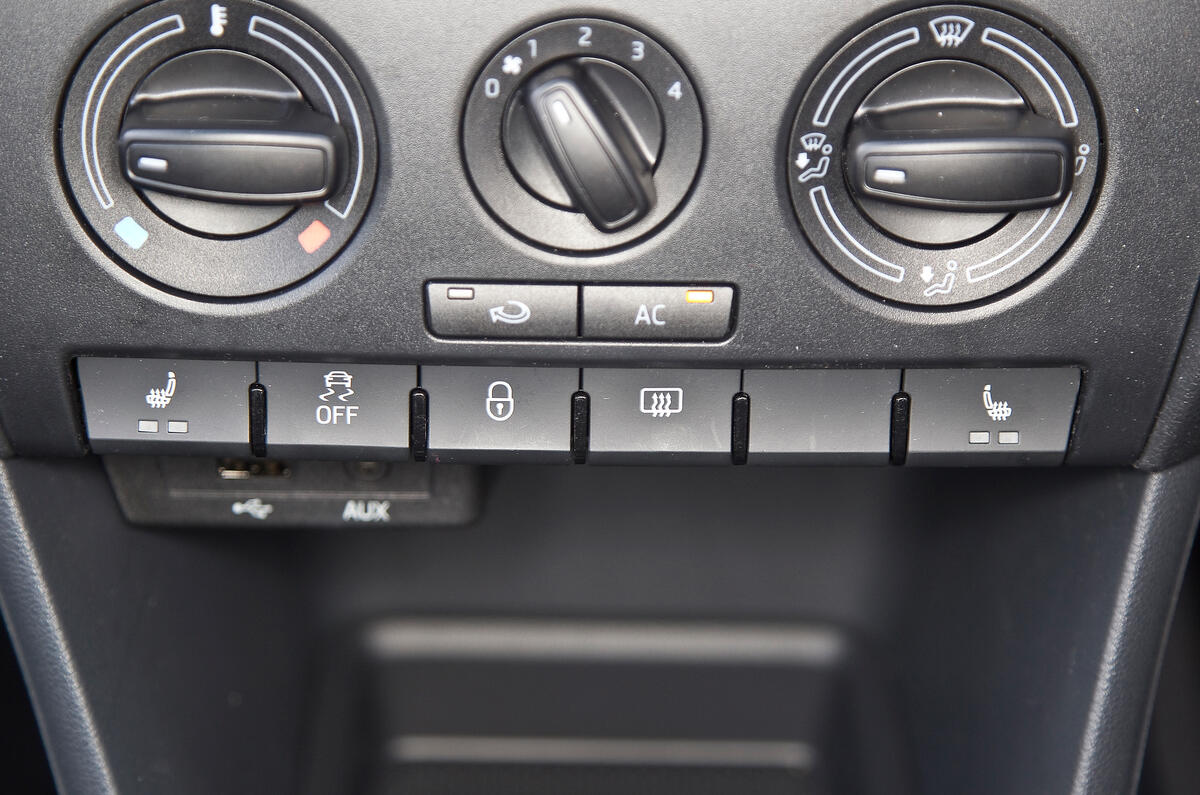 Skoda Rapid centre console