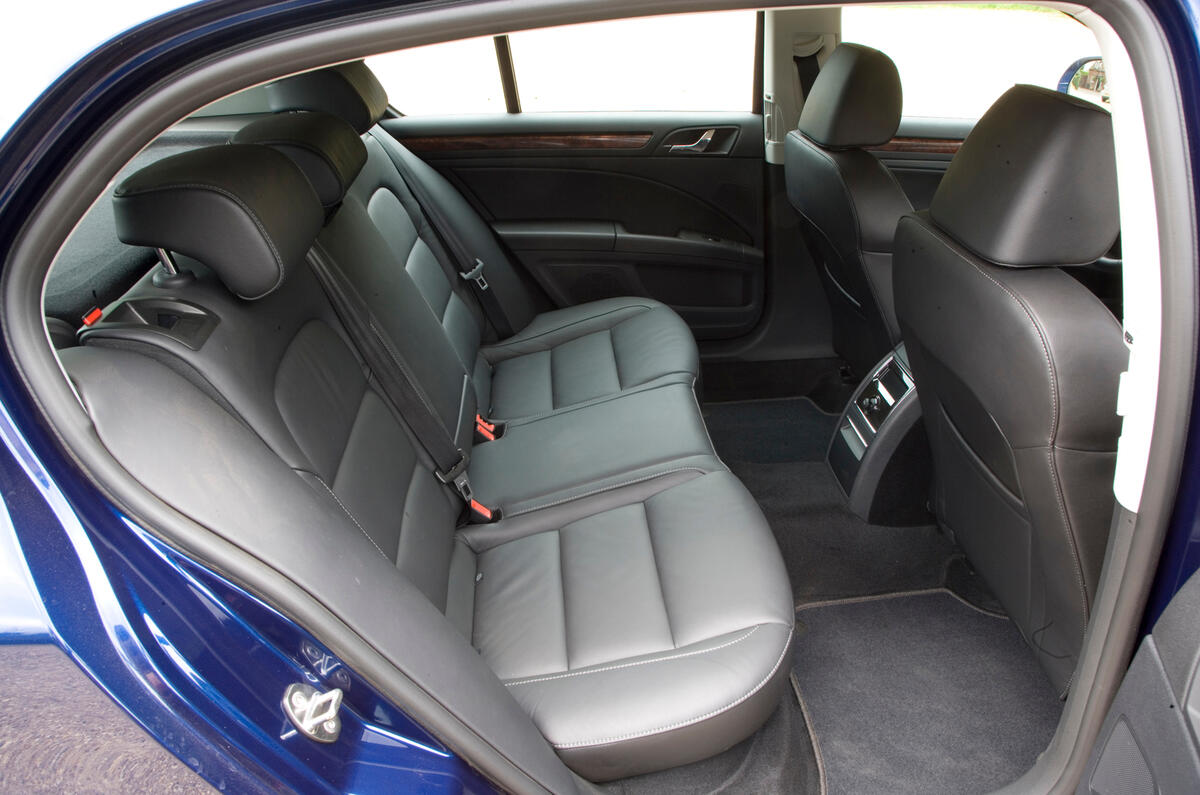 Even basketball players should be able to stretch their legs in the rear seats Skoda Superb rear seats