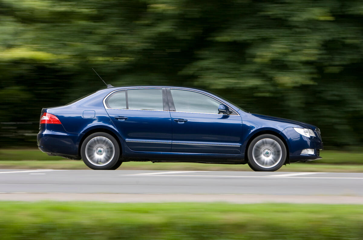 A smooth and precise six-speed gearchange helps  the impression of low-effort pace Skoda Superb side profile
