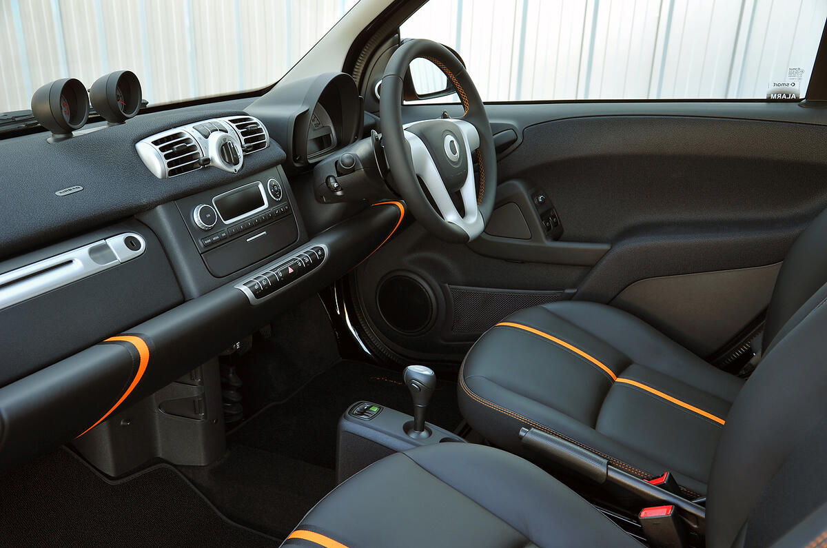 Base stereo only gets two loudspeakers and they’re on the tinny side. Better sounds start at £200 Smart Fortwo interior