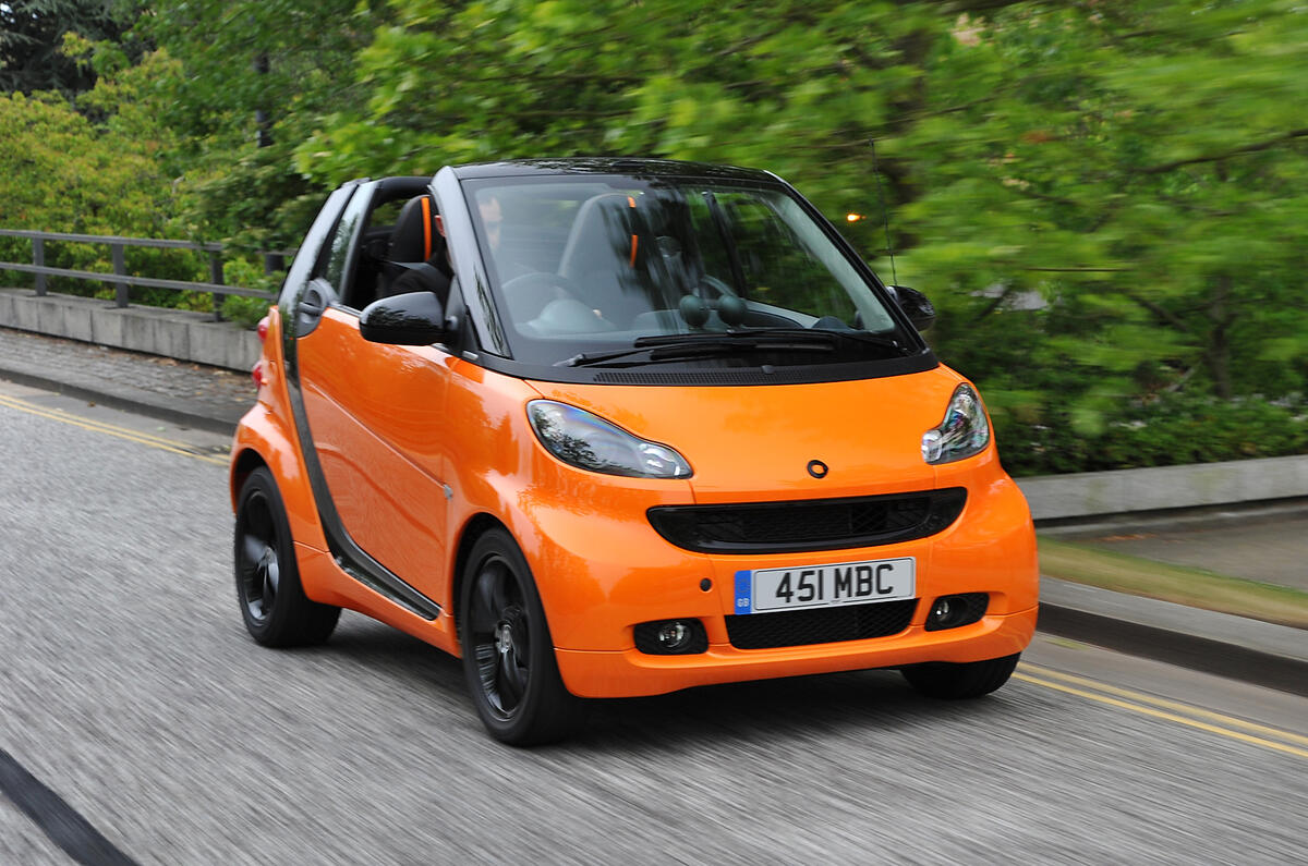 When the ForTwo lets go, it does so exclusively from the front, and early Smart Fortwo front quarter