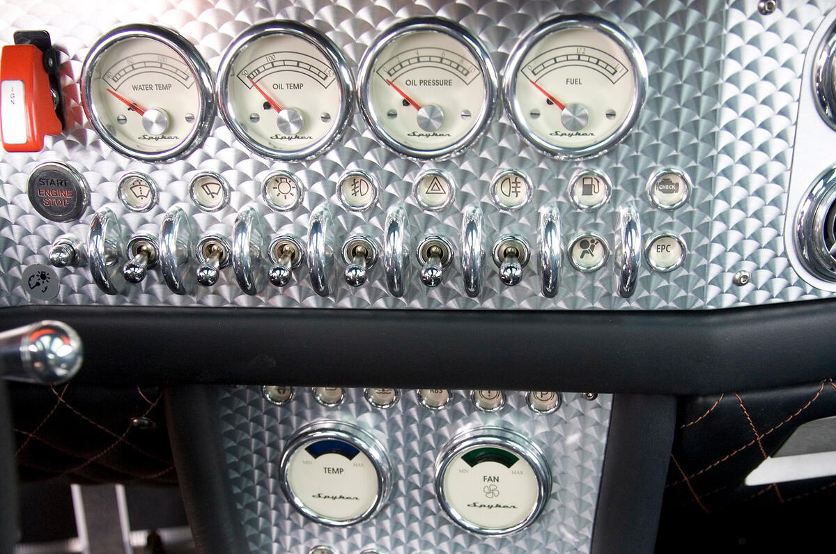 Spyker C8 information dials