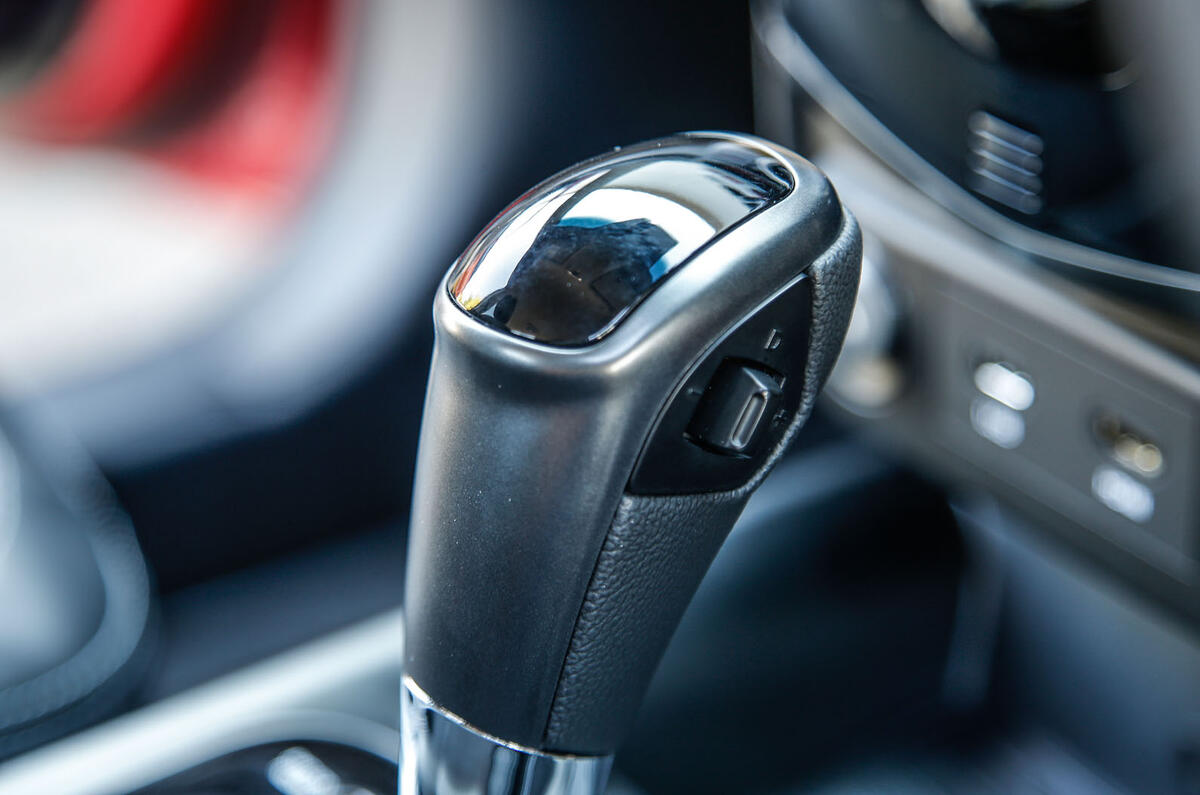 Ssangyong Tivoli XLV gear lever