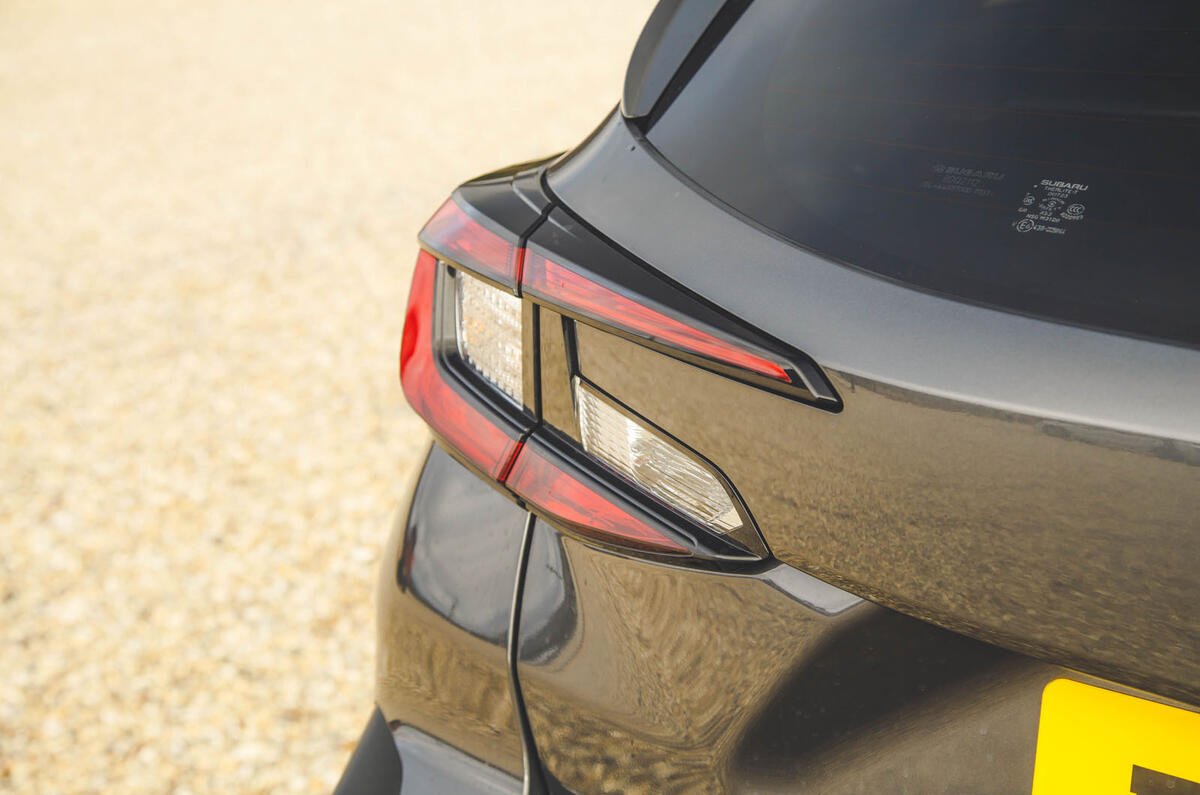 subari crosstrek review 2024 08 lights