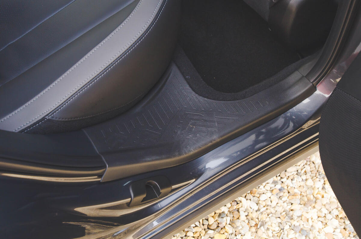 subari crosstrek review 2024 18 rubber trim