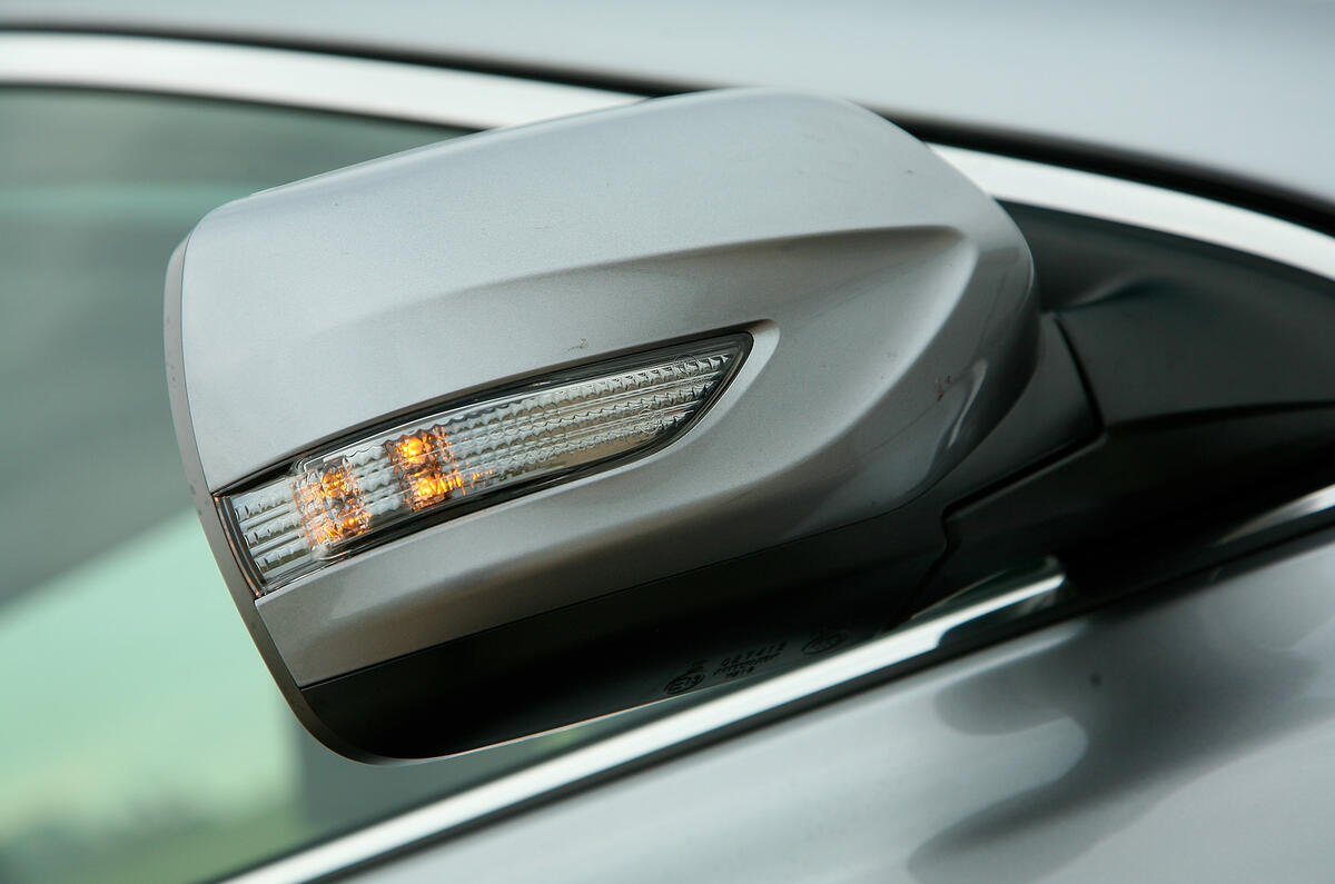 As with many of its rivals, the mirror housings incorporate the indicators Subaru Legacy wing mirror
