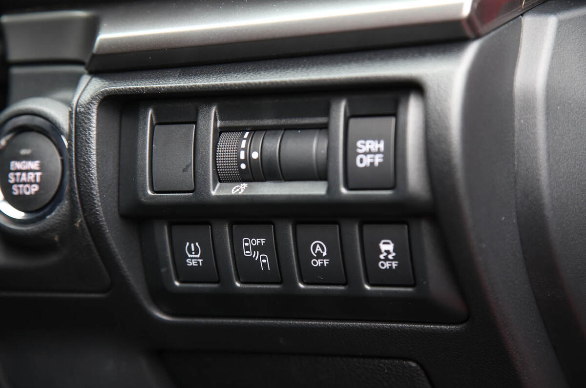 Subaru XV 2.0i Lineartronic SE Premium traction control buttons