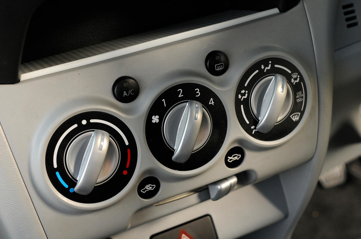 Suzuki Alto heating controls
