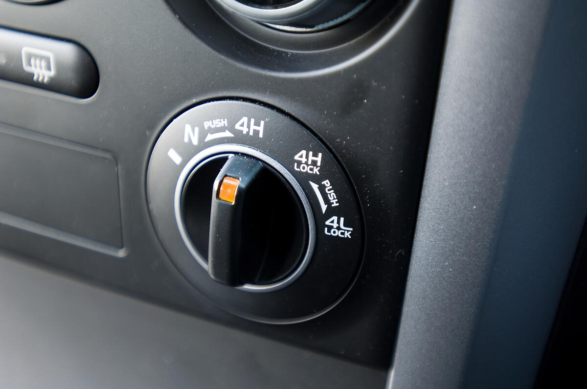 Simple to operate and powerful enough to deal with weather extremes. Demists quickly and effectively Suzuki Grand Vitara four-wheel drive mode