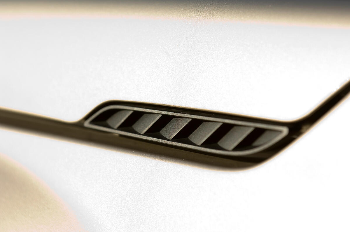 Air vent of the side of the bonnet looks genuine but is just for show Suzuki Grand Vitara air vents