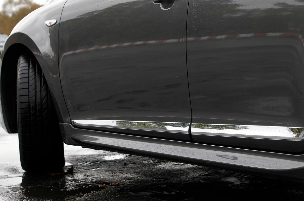 Chrome body trim is deployed on the side repeaters, front bumper and on these door finishers adjacent to the sills Suzuki Kizashi chrome finishing trim