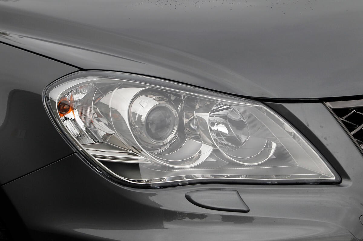 Gas-discharge headlights are standard, offering impressive breadth and clarity of coverage Suzuki Kizashi HID headlights